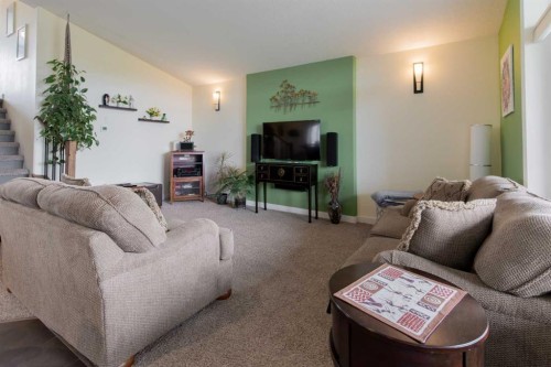 157 Tartan Circle West, Lethbridge, AB - Indoor Photo Showing Living Room