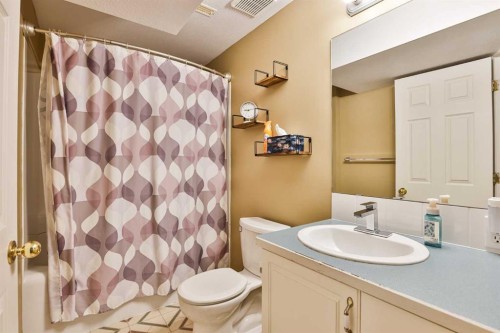 263 Red Crow Boulevard West, Lethbridge, AB - Indoor Photo Showing Bathroom