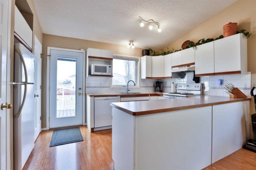 263 Red Crow Boulevard West, Lethbridge, AB - Indoor Photo Showing Kitchen