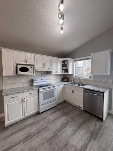 70 Kodiak Crescent North, Lethbridge, AB 