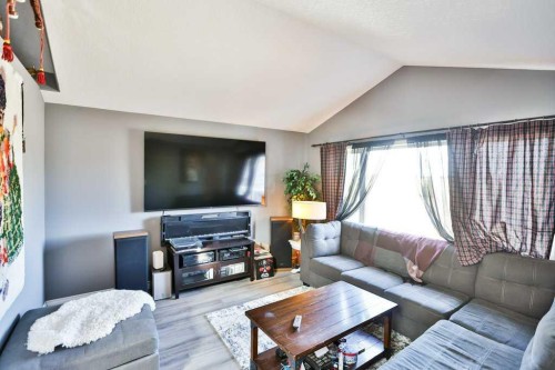 41 Lynx Place North, Lethbridge, AB - Indoor Photo Showing Living Room