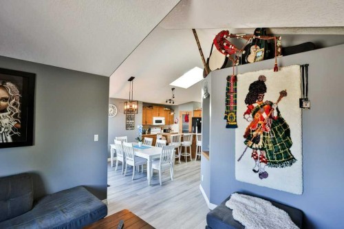 41 Lynx Place North, Lethbridge, AB - Indoor Photo Showing Living Room