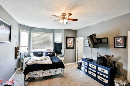 41 Lynx Place North, Lethbridge, AB - Indoor Photo Showing Bedroom