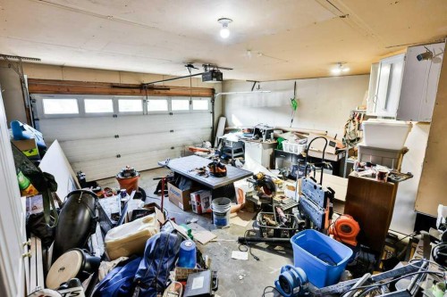 41 Lynx Place North, Lethbridge, AB - Indoor Photo Showing Garage