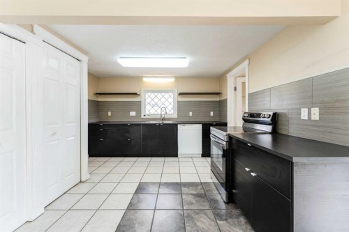 437 Main Street, Milk River, AB - Indoor Photo Showing Kitchen