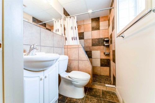 437 Main Street, Milk River, AB - Indoor Photo Showing Bathroom