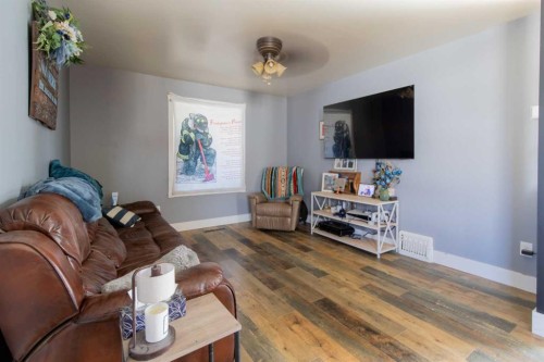 446 21 Street, Fort Macleod, AB - Indoor Photo Showing Living Room