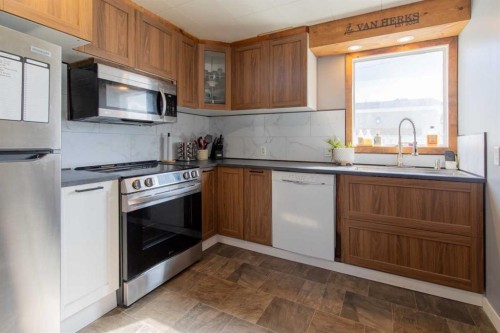 446 21 Street, Fort Macleod, AB - Indoor Photo Showing Kitchen