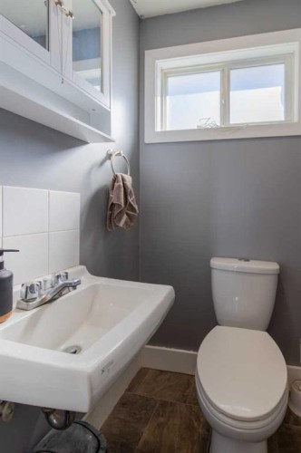 446 21 Street, Fort Macleod, AB - Indoor Photo Showing Bathroom