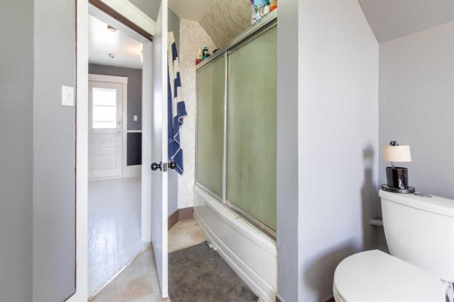 446 21 Street, Fort Macleod, AB - Indoor Photo Showing Bathroom