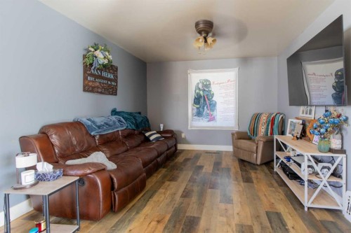 446 21 Street, Fort Macleod, AB - Indoor Photo Showing Living Room