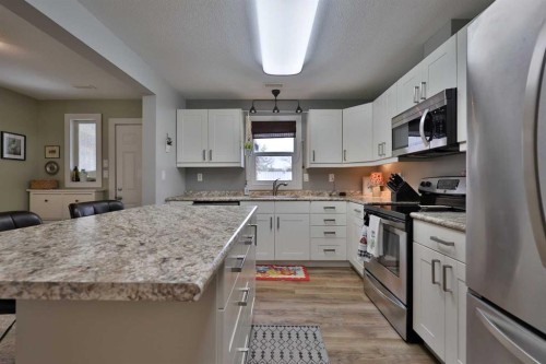 28 E 100 S, Raymond, AB - Indoor Photo Showing Kitchen With Stainless Steel Kitchen With Upgraded Kitchen