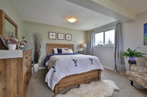 28 E 100 S, Raymond, AB - Indoor Photo Showing Bedroom