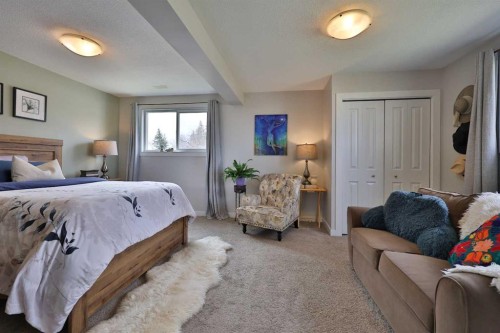 28 E 100 S, Raymond, AB - Indoor Photo Showing Bedroom