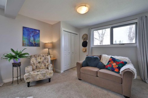 28 E 100 S, Raymond, AB - Indoor Photo Showing Living Room