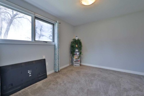 28 E 100 S, Raymond, AB - Indoor Photo Showing Other Room