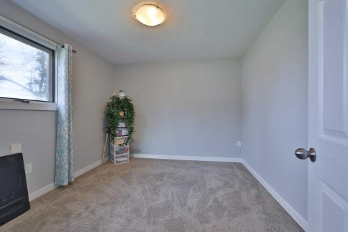 28 E 100 S, Raymond, AB - Indoor Photo Showing Other Room