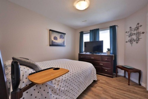 28 E 100 S, Raymond, AB - Indoor Photo Showing Bedroom
