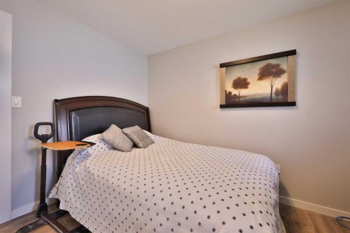 28 E 100 S, Raymond, AB - Indoor Photo Showing Bedroom