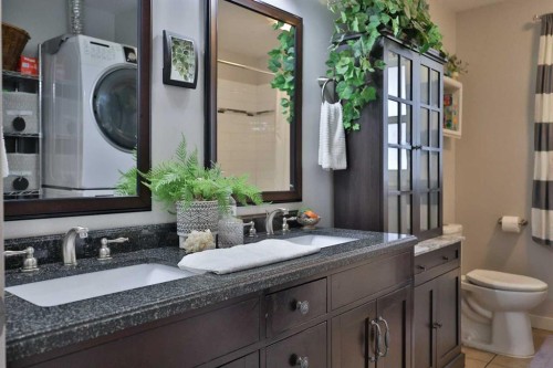 28 E 100 S, Raymond, AB - Indoor Photo Showing Bathroom