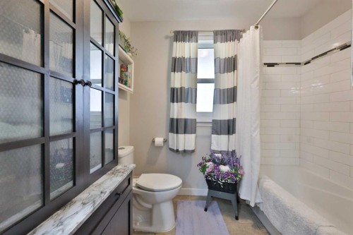 28 E 100 S, Raymond, AB - Indoor Photo Showing Bathroom