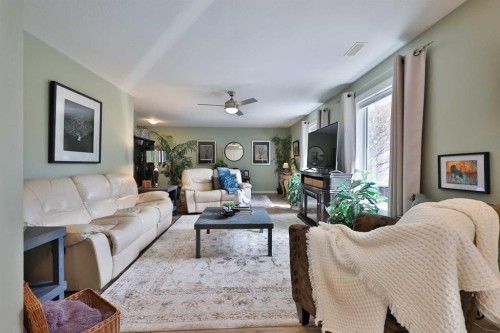 28 E 100 S, Raymond, AB - Indoor Photo Showing Living Room