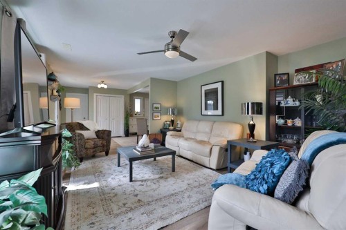 28 E 100 S, Raymond, AB - Indoor Photo Showing Living Room