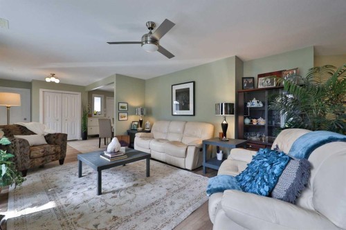 28 E 100 S, Raymond, AB - Indoor Photo Showing Living Room