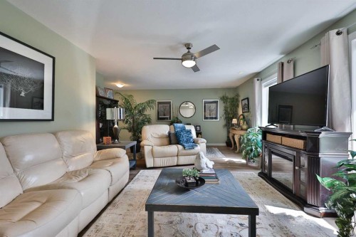 28 E 100 S, Raymond, AB - Indoor Photo Showing Living Room