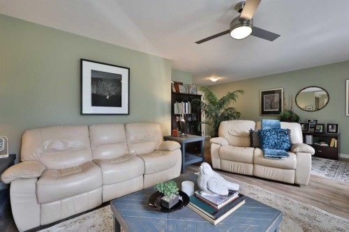 28 E 100 S, Raymond, AB - Indoor Photo Showing Living Room