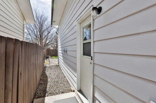 113 Cayuga Crescent West, Lethbridge, AB - Outdoor With Exterior