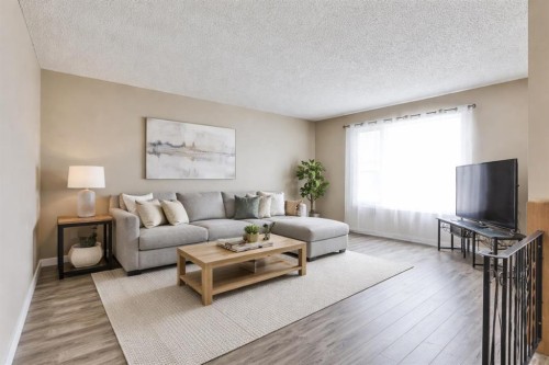 113 Cayuga Crescent West, Lethbridge, AB - Indoor Photo Showing Living Room