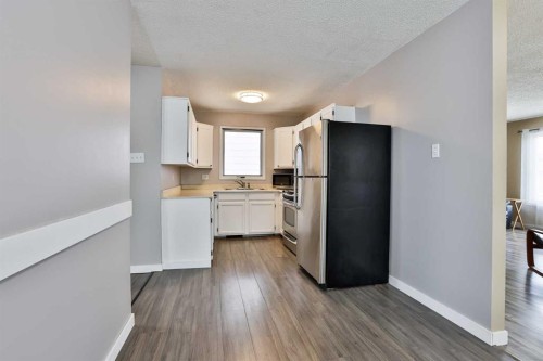 113 Cayuga Crescent West, Lethbridge, AB - Indoor Photo Showing Kitchen
