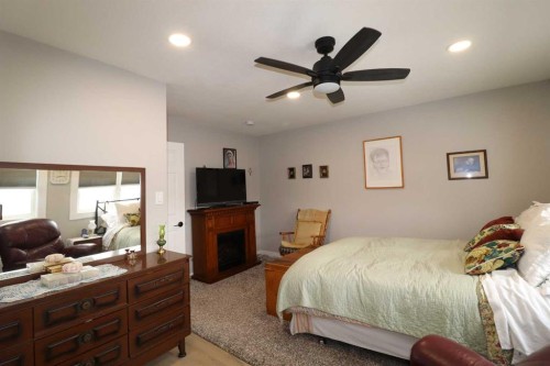 4209 22 Avenue South, Lethbridge, AB - Indoor Photo Showing Bedroom