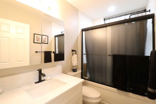 4209 22 Avenue South, Lethbridge, AB - Indoor Photo Showing Bathroom