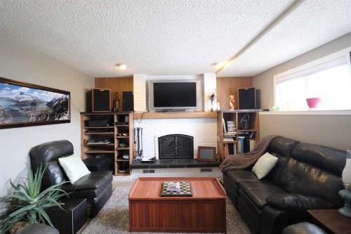 4209 22 Avenue South, Lethbridge, AB - Indoor Photo Showing Living Room