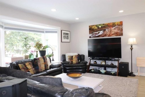 4209 22 Avenue South, Lethbridge, AB - Indoor Photo Showing Living Room
