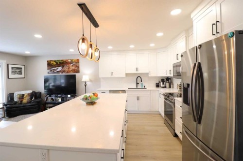 4209 22 Avenue South, Lethbridge, AB - Indoor Photo Showing Kitchen