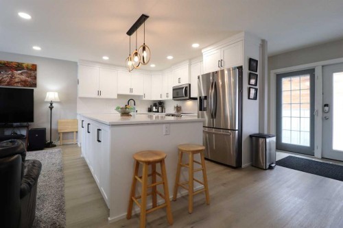 4209 22 Avenue South, Lethbridge, AB - Indoor Photo Showing Kitchen With Upgraded Kitchen