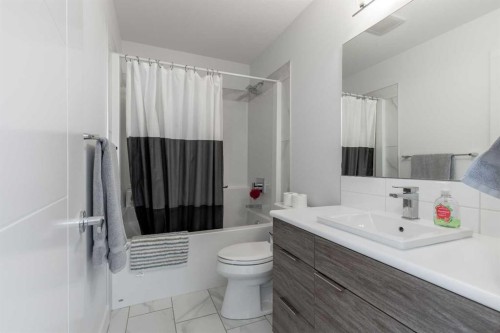 784 Coalbrook Close West, Lethbridge, AB - Indoor Photo Showing Bathroom