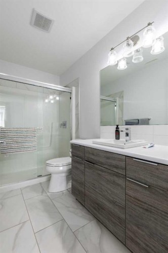 784 Coalbrook Close West, Lethbridge, AB - Indoor Photo Showing Bathroom