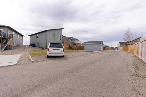 784 Coalbrook Close West, Lethbridge, AB - Outdoor