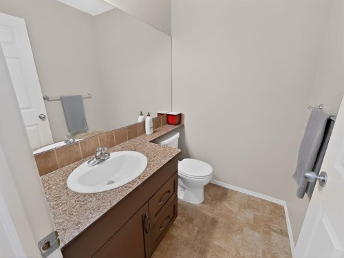 711 Sunset Place, Coaldale, AB - Indoor Photo Showing Bathroom