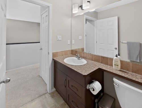 711 Sunset Place, Coaldale, AB - Indoor Photo Showing Bathroom