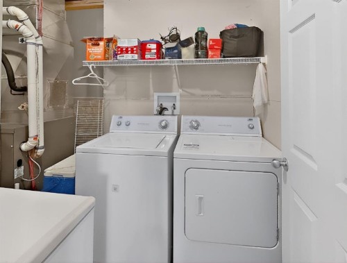 711 Sunset Place, Coaldale, AB - Indoor Photo Showing Laundry Room
