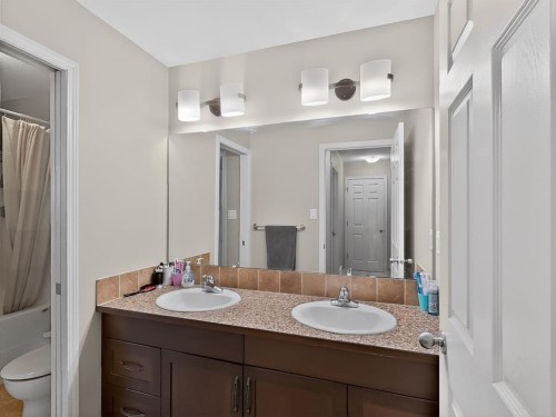 711 Sunset Place, Coaldale, AB - Indoor Photo Showing Bathroom