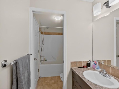 711 Sunset Place, Coaldale, AB - Indoor Photo Showing Bathroom
