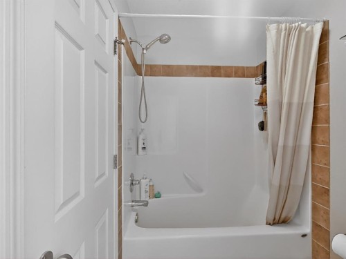 711 Sunset Place, Coaldale, AB - Indoor Photo Showing Bathroom
