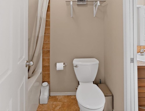 711 Sunset Place, Coaldale, AB - Indoor Photo Showing Bathroom