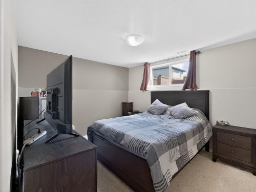 711 Sunset Place, Coaldale, AB - Indoor Photo Showing Bedroom